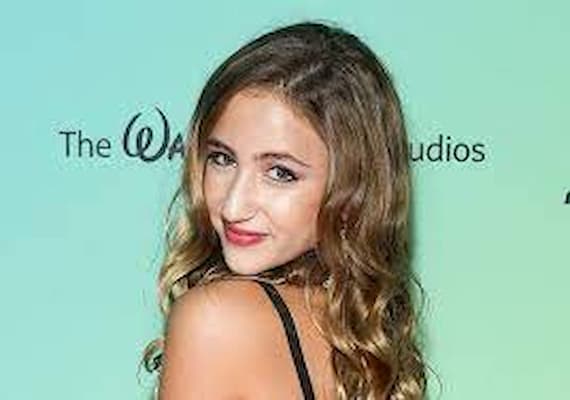 Ava Kolker Bio, Age, Parents, Boyfriend, Net Worth, Movies, Shows