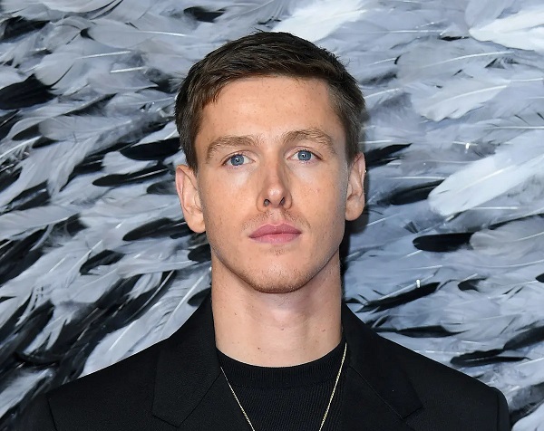Is Harris Dickinson gay or does he have a girlfriend?  Your sexuality and dating history