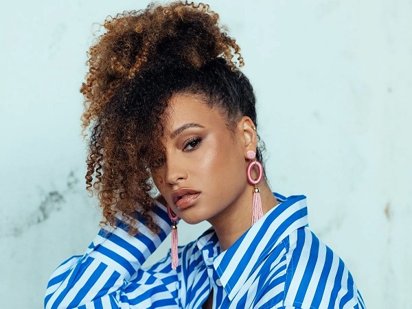 Does Elarica Johnson have a husband?  Information about her and married love life