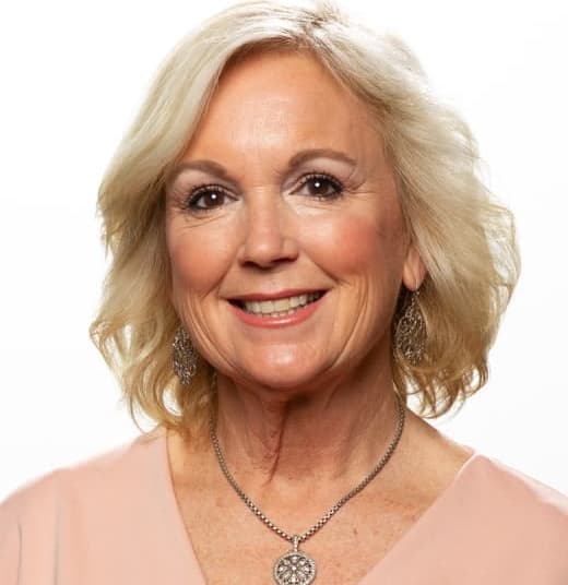 Cindy Farmer Bio, Age, Husband, Family, Height, FOX 8, Net Worth, Salary