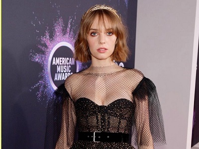 Stranger Things Star Maya Hawke Criticizes Like Too Many Characters