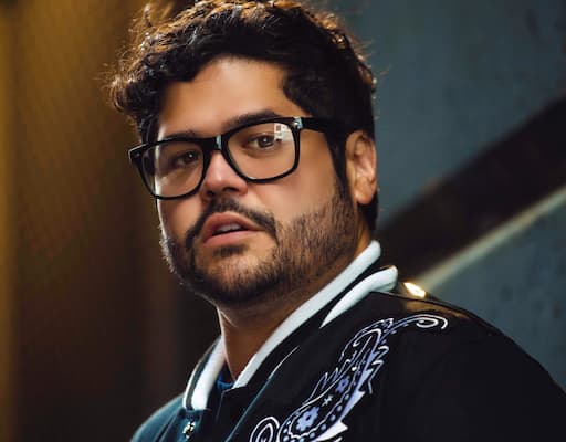 Harvey Guillén Bio, Movies, Age, Partner, Queer, Wife, Height, Net Worth