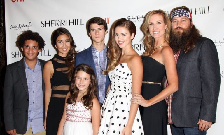 Sadie Robertson Boyfriend and Siblings