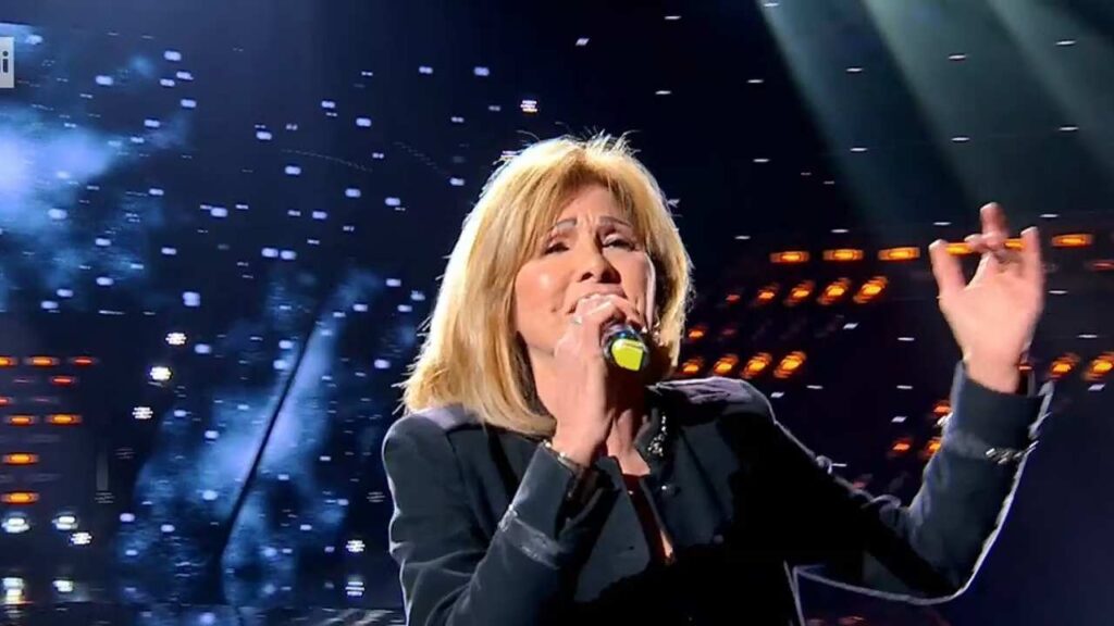 Morena Rosini performing in the show The Voice Senior