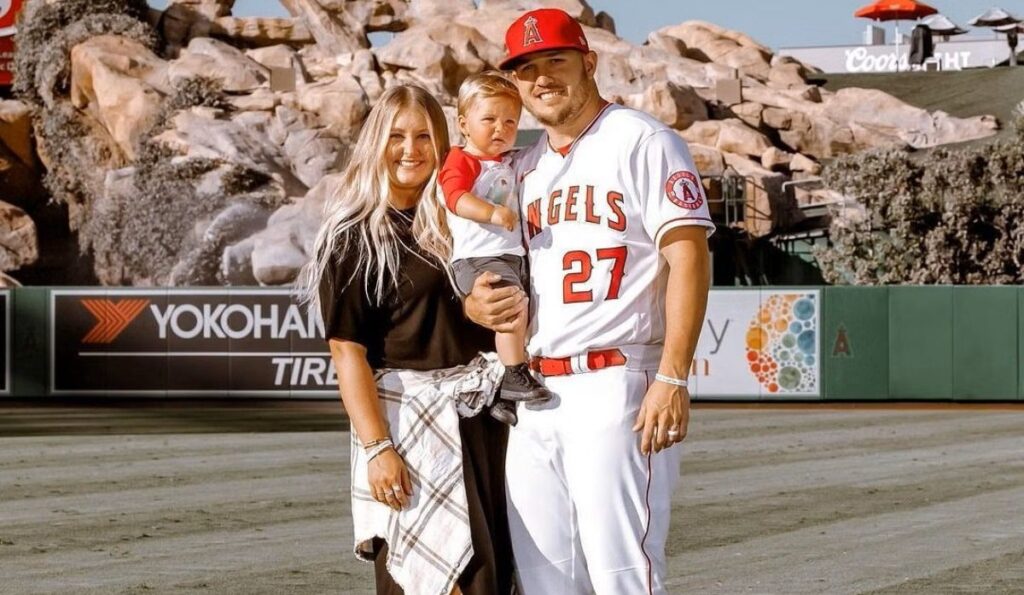 Meet His Daughter Beckham Aaron Trout • Celebily