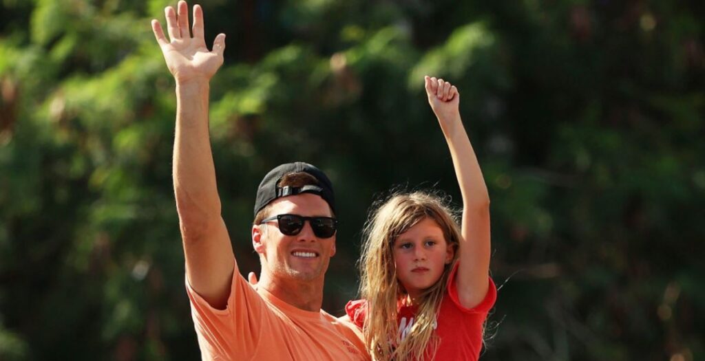 Meet Vivian Lake Brady • Celebily