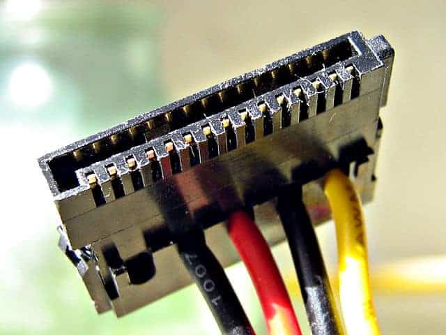 SATA電源ケーブル