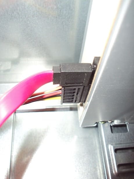 電源ケーブルとSATAケーブルが接続されています
