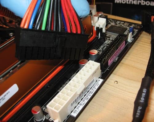 マザーボードの電源