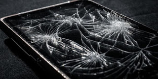 スマートフォンの壊れた画面
