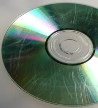 修理のためにCDまたはDVDに傷が付いている