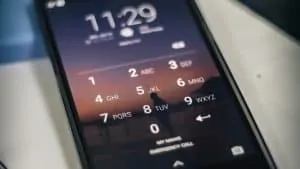 パスワードと PIN の違いは何ですか?
