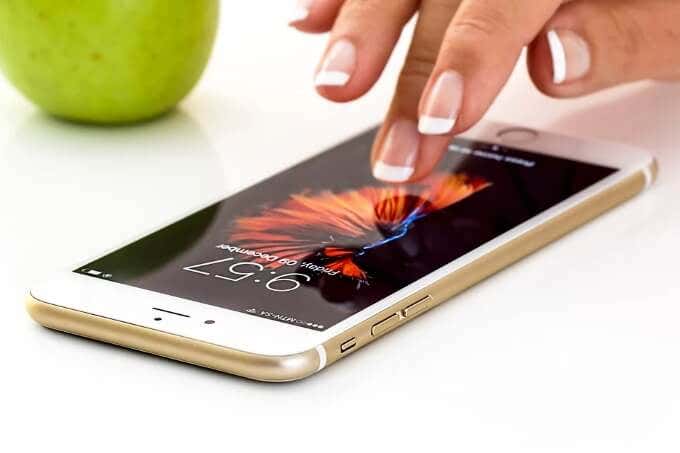 iPhoneを触る女性