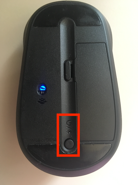 Microsoft Bluetooth Mobile Mouse 3600 の Bluetooth/On ボタン