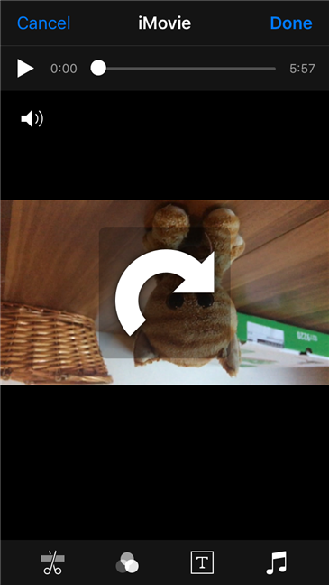 指の回転ジェスチャを実行して、iMovie でビデオを回転します。