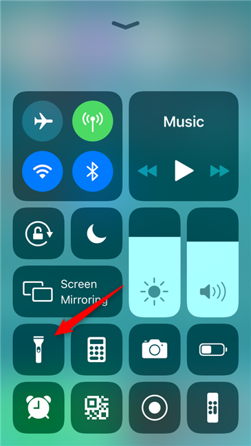 iPhone コントロール センターの懐中電灯ボタン