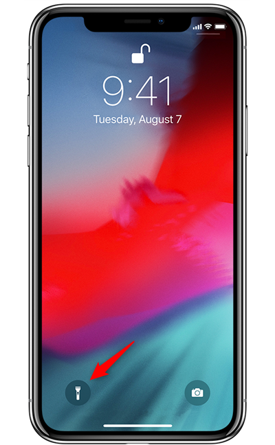 iPhone X のロック画面の懐中電灯ボタン