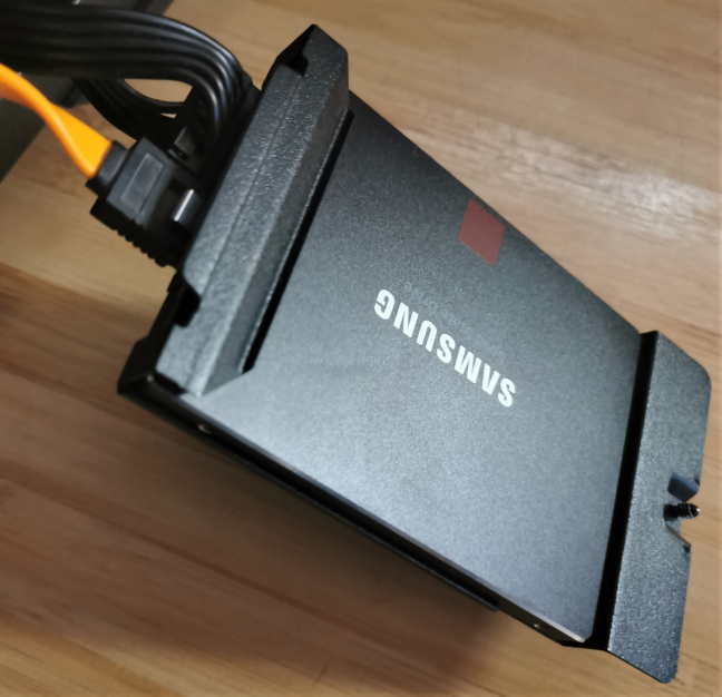 2.5 を使用する Samsung SATA SSD