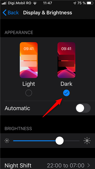 ダークを選択すると、iPhone でダークモードが有効になります