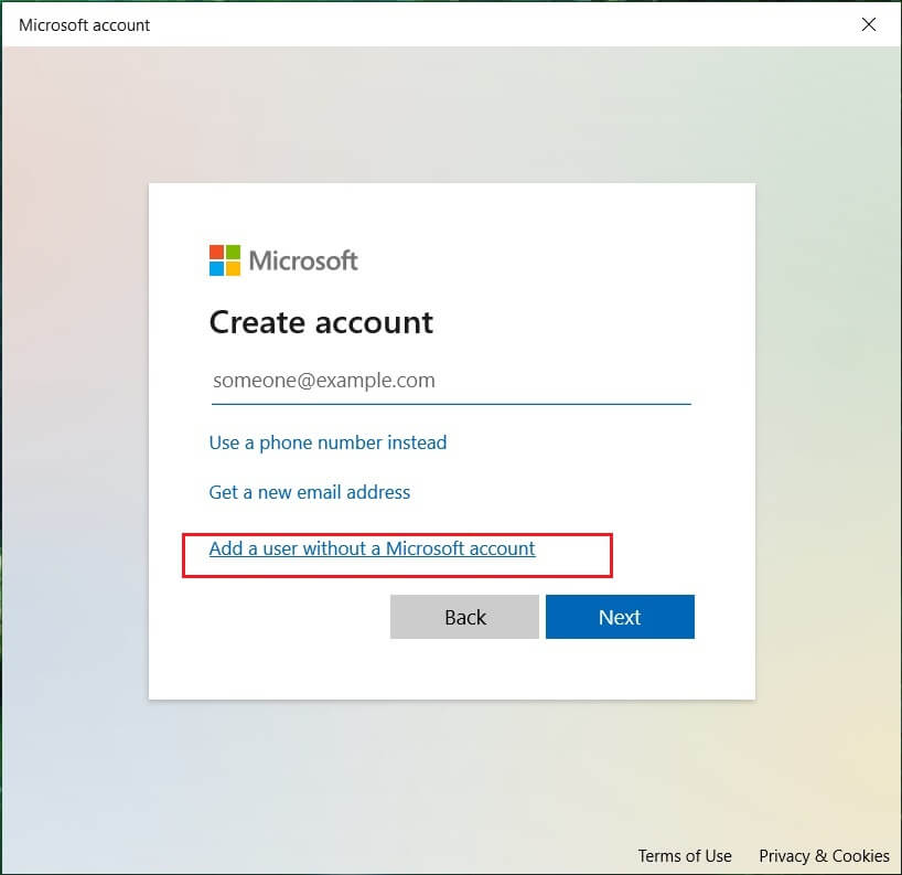下部にある[Microsoft アカウントを持たないユーザーを追加する]を選択します。