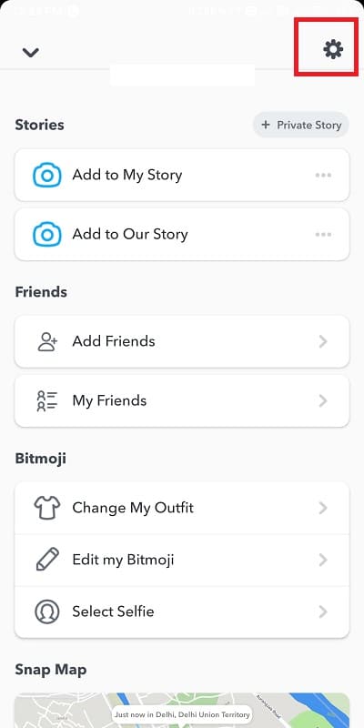 歯車アイコン | をタップして設定を開きます。  SnapchatでBitmoji Selfieを変更する方法