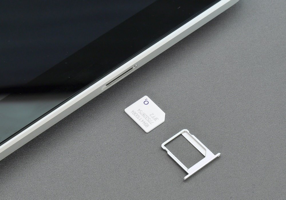 トレイをそっと引き出します |  Google Pixel 3 から SIM カードを取り外す方法