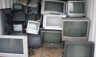 古いテレビを捨てる