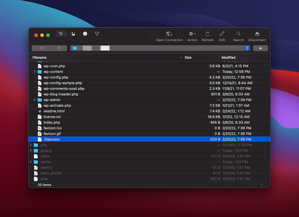 Cliente SFTP que muestra el directorio de WordPress que contiene el archivo .htaccess.