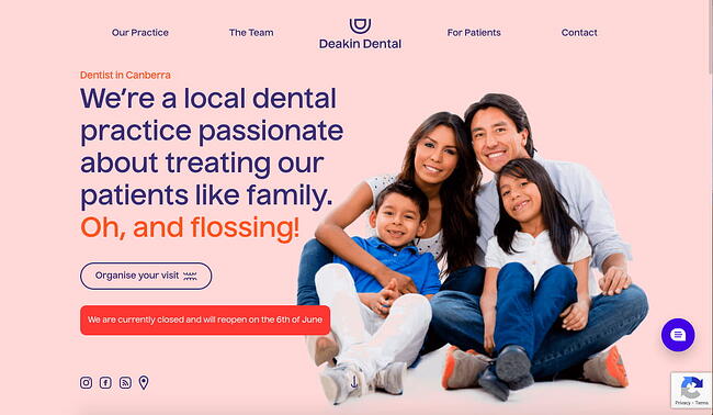 ejemplo de sitio web de folleto: página de inicio de Deakin Dental con llamado a la acción para reservar una cita