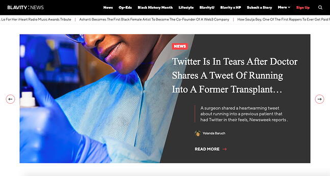 El diseño del sitio web de noticias de Blavity presenta un control deslizante de artículos destacados de tamaño completo en la sección de héroes