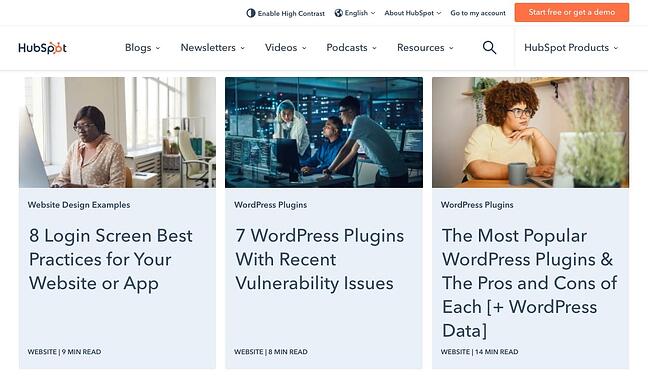 La página de inicio del blog de HubSpot tiene un fondo y contenido en capas