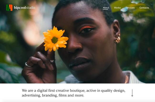 sitio web con imagen de fondo: hipcool Studio yuxtapone imágenes de fondo coloridas con un fondo de contenido blanco sin procesar
