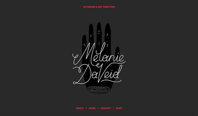 sitio web en blanco y negro: la cartera de Melanie DaVeid utiliza un esquema de color en blanco y negro con un acento rojo brillante