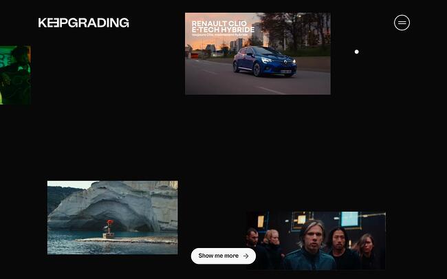 página web en blanco y negro: la página de inicio de KeepGrading muestra miniaturas de video flotando sobre un fondo negro