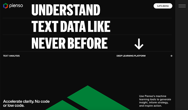 sitio web en blanco y negro: página de inicio de Pienso con propuesta de valor en tipografía blanca en negrita