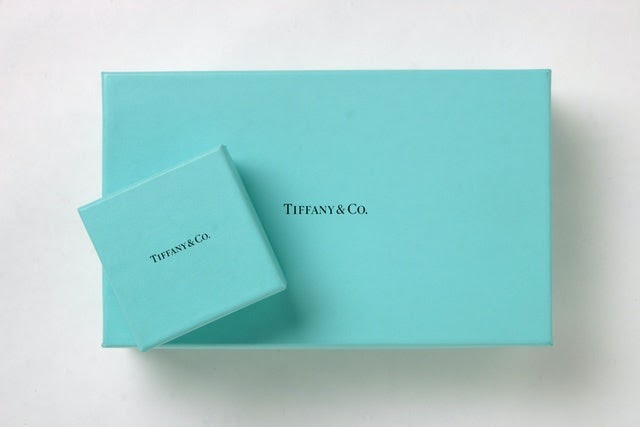 tipos de fuentes: el logotipo de tiffany & co usa fuentes serif