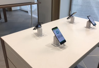 Teléfonos inteligentes exhibidos en la tienda tienda de teléfonos inteligentes