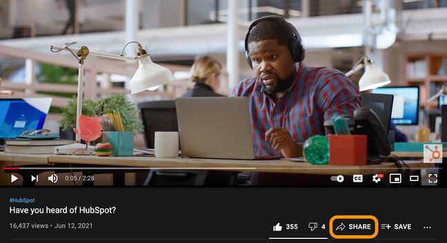 Vídeo de YouTube con el botón de compartir en un círculo