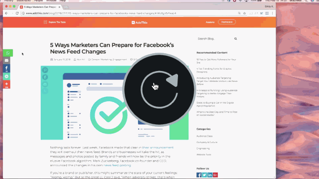 El usuario proporciona un enlace al artículo marcado. "5 formas en que los especialistas en marketing pueden prepararse para los cambios en el feed de Facebook" a WhatsApp en tu computadora