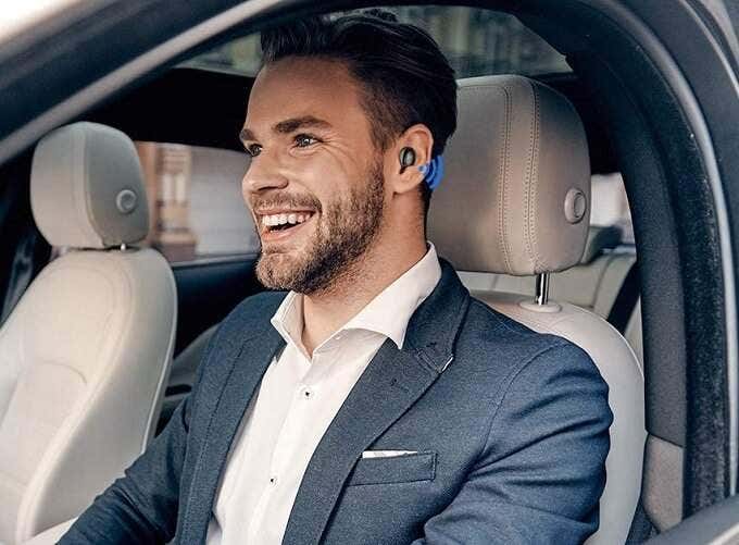 Alguien hablando con un Mpow Mini Bluetooth Earbud