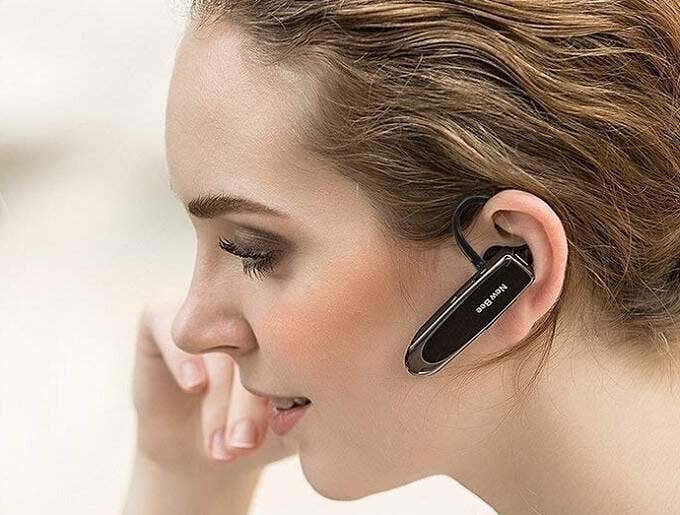 Alguien usando un auricular Bluetooth New Bee