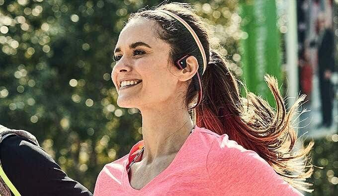 Alguien usando audífonos Aftershokz Titanium Open Ear Wireless