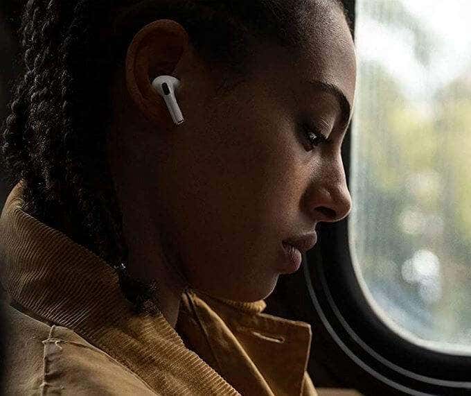 Alguien con auriculares Apple AirPods Pro