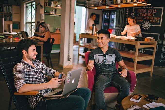 dos personas, sonriente, en, un, café
