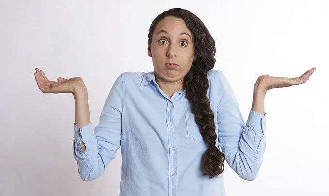 Mujer encogiéndose de hombros