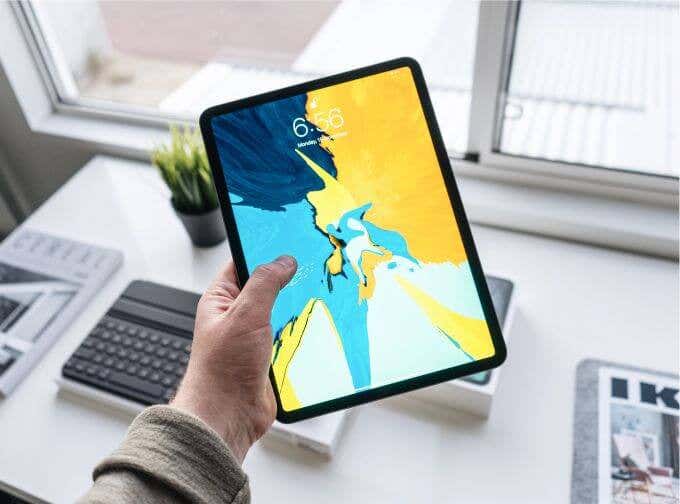 Alguien sosteniendo un iPad