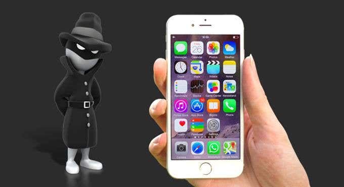 Una caricatura de un pequeño espía junto a una mano que sostiene un iPhone