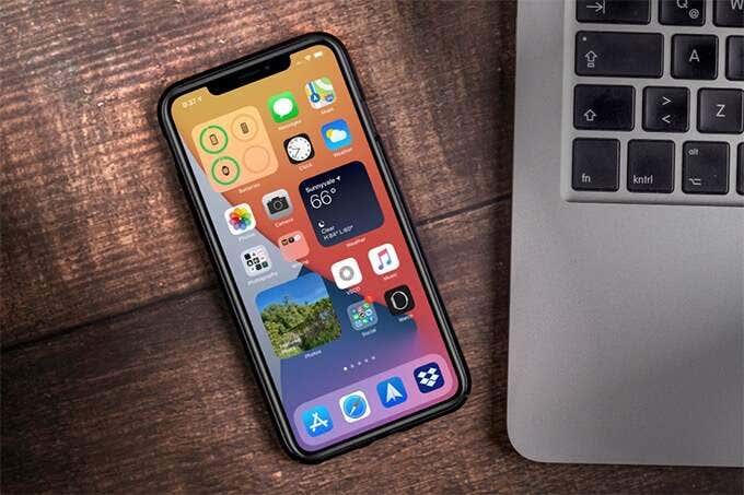 iPhone junto a una computadora portátil