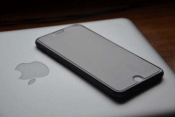 iPhone sentado en una computadora portátil
