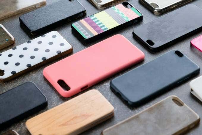 Un montón de fundas para iPhone